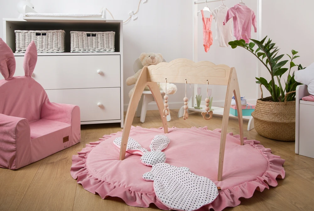 Baby Raj čiužinys mata do zabawy dywanik falbanka velvet- spalva brudny róż,puder