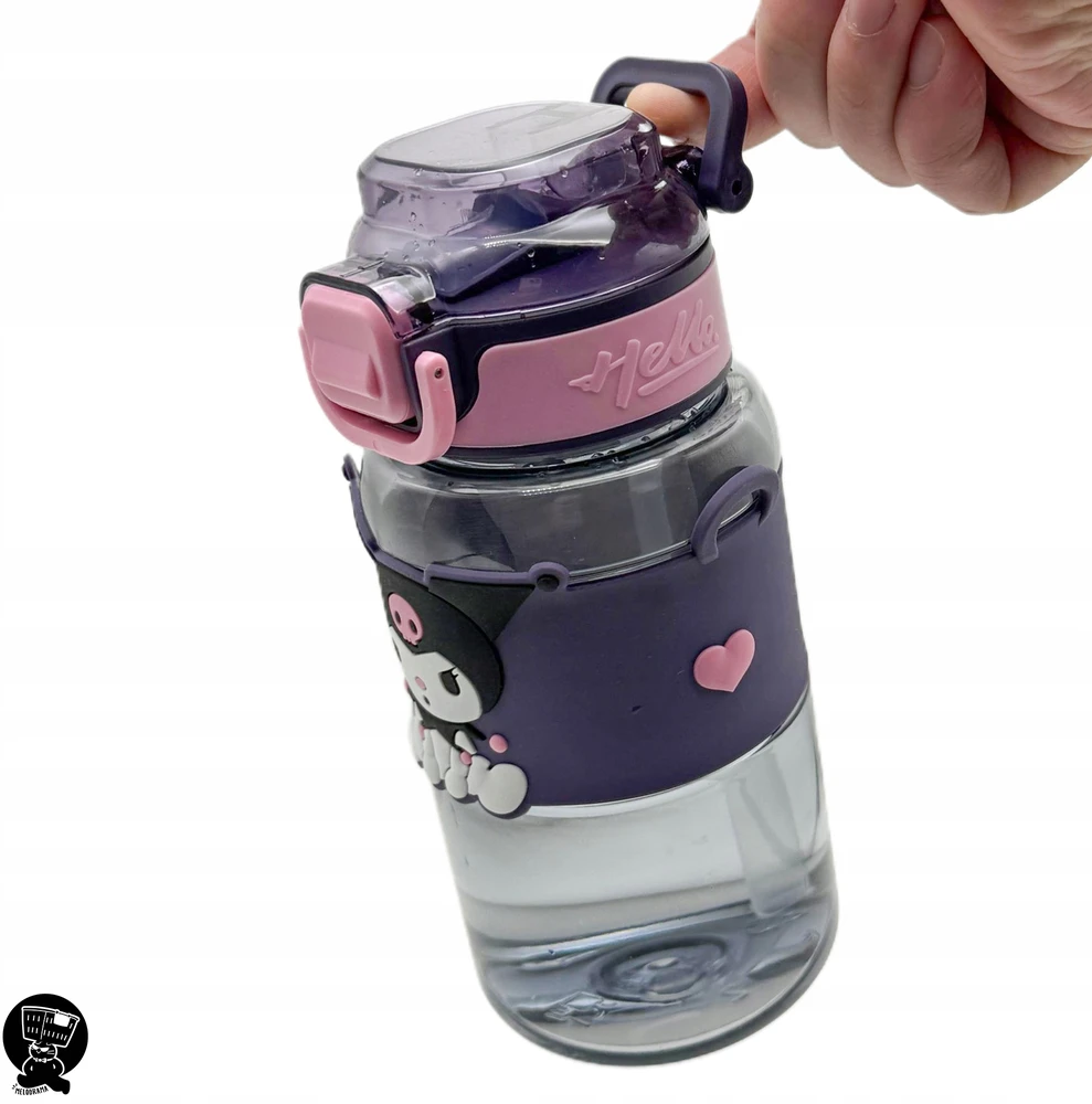 Gertuvė Bez Marki Buteliukas NA WODĘ Z SŁOMKĄ KUROMI 600ML - SANRIO su regulowanym paskiem na ramię
