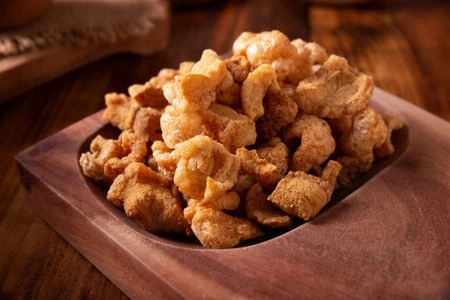 Bez Marki Keto Crisps BBQ kepsninės kiaulienos odelės 67% baltymų 100g iš Vokietijos