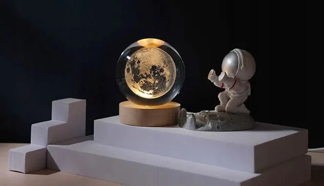 Deco Gifts LED Mėnulio stiklo rutulio naktinė lempa su mediniu pagrindu, USB