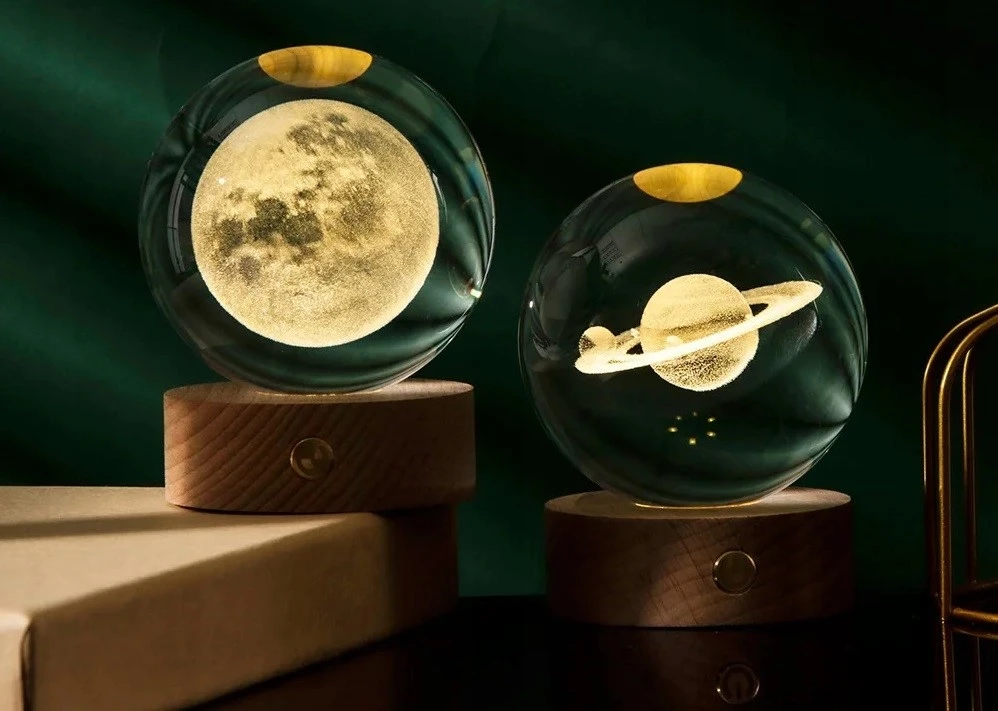 Deco Gifts LED Mėnulio stiklo rutulio naktinė lempa su mediniu pagrindu, USB