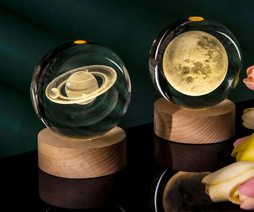 Deco Gifts LED Mėnulio stiklo rutulio naktinė lempa su mediniu pagrindu, USB