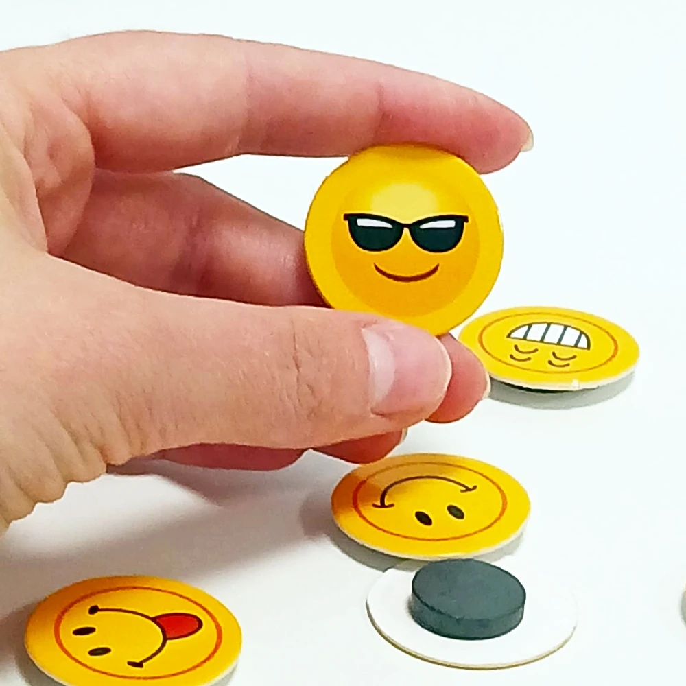 Bez Marki OZDOBNE MAGNESY NA LODÓWKE MAGNES EMOTKA DO TABLICY MAGNETYCZNEJ UŚMIECH 10