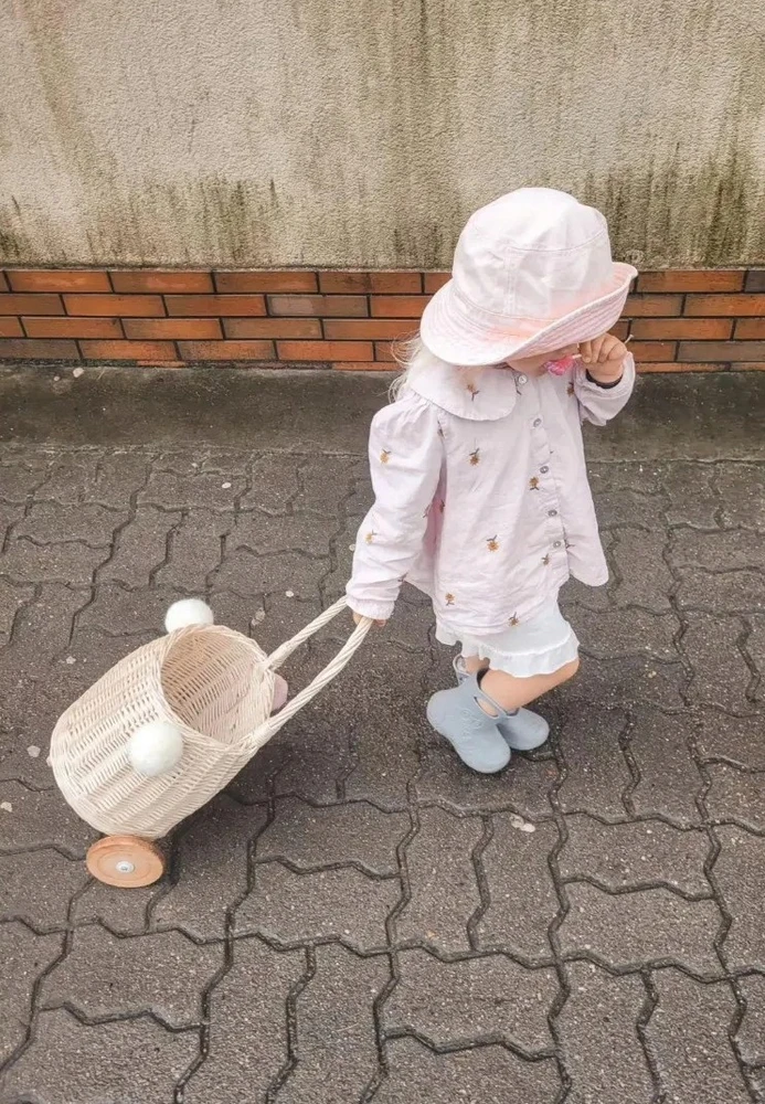 Bez Marki Wiklinowy Koszyk Na Žaislai Na Kółkach wózek w kolorze Ecru + pompony