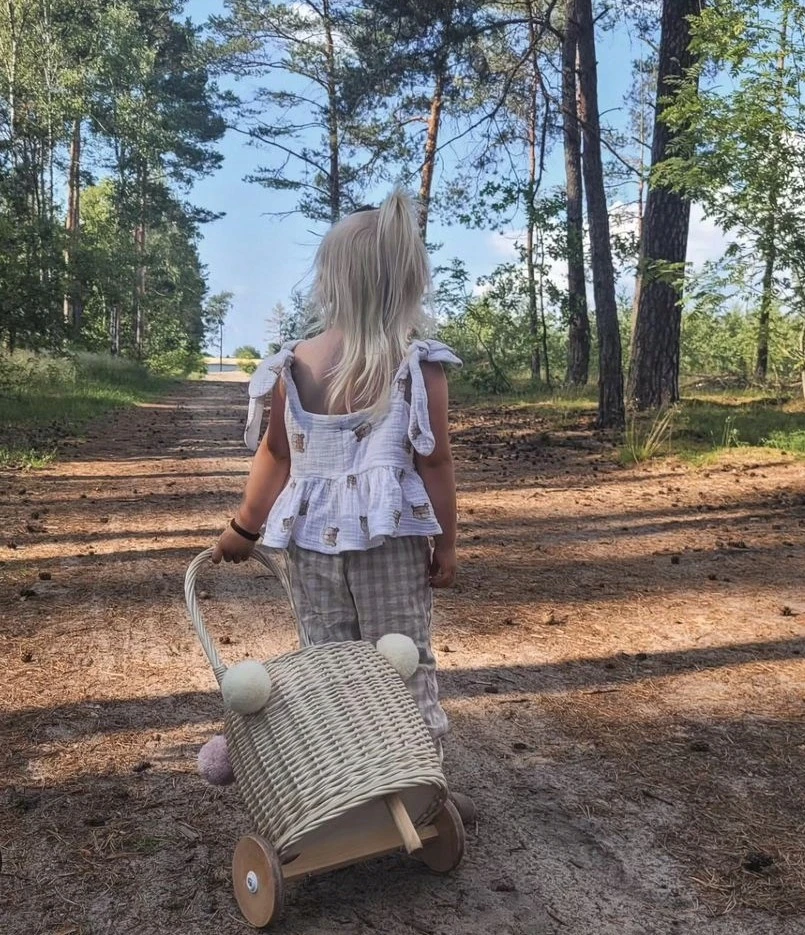 Bez Marki Wiklinowy Koszyk Na Žaislai Na Kółkach wózek w kolorze Ecru + pompony