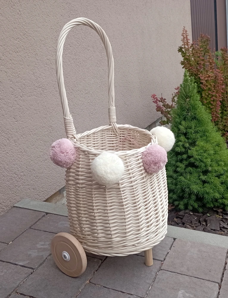 Bez Marki Wiklinowy Koszyk Na Žaislai Na Kółkach wózek w kolorze Ecru + pompony