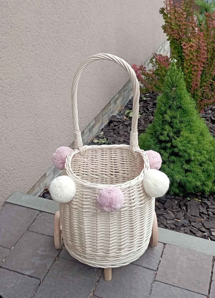 Bez Marki Wiklinowy Koszyk Na Žaislai Na Kółkach wózek w kolorze Ecru + pompony