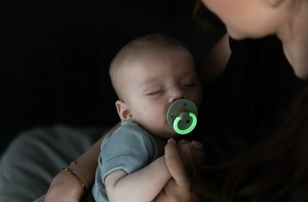BIBS GLOW kūdikio čiulptukas 2 vnt. GUMA 18m+ NAKTĮ SVĖTINTI smėlio spalvos