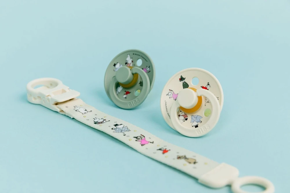 BIBS Moominki čiulptukų rinkinys 6m+ 2vnt ir segtukas Ivory/Sage
