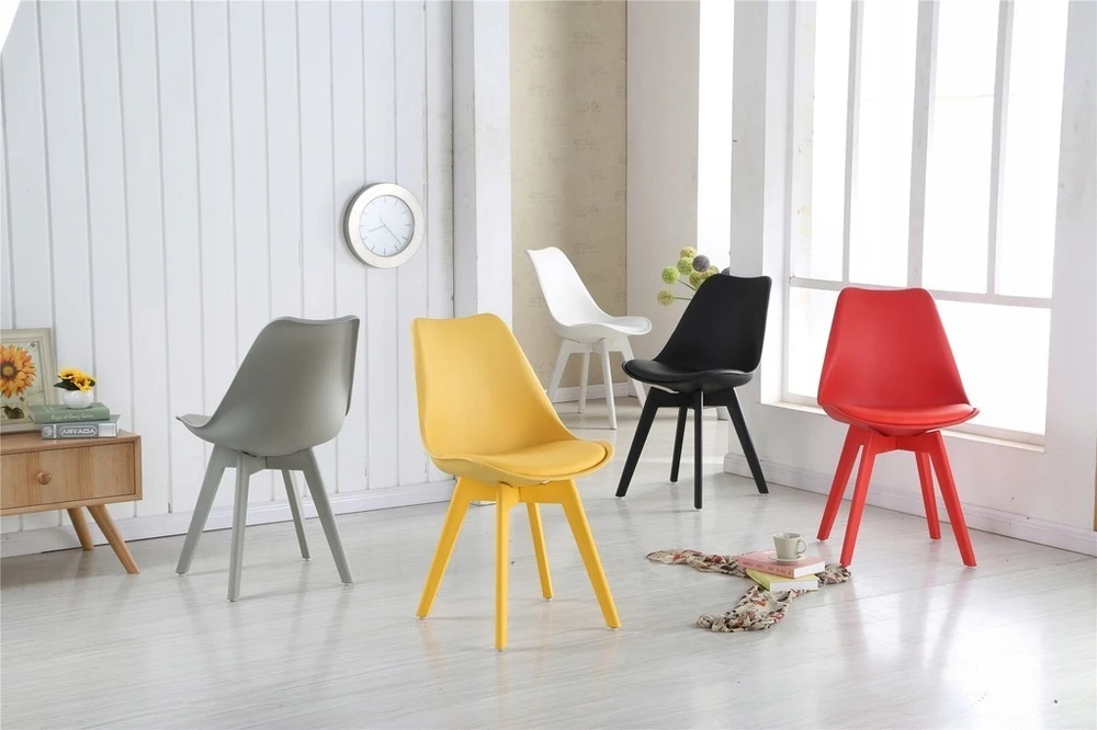 Bm Design 4 NORDEN kėdės, juodos, pagalvėlė, medinė koja