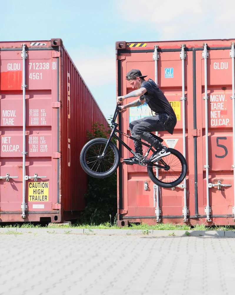 BMX padanga 20x2.30 Deli Tire juoda plati skirta freestyle gatvės parkui