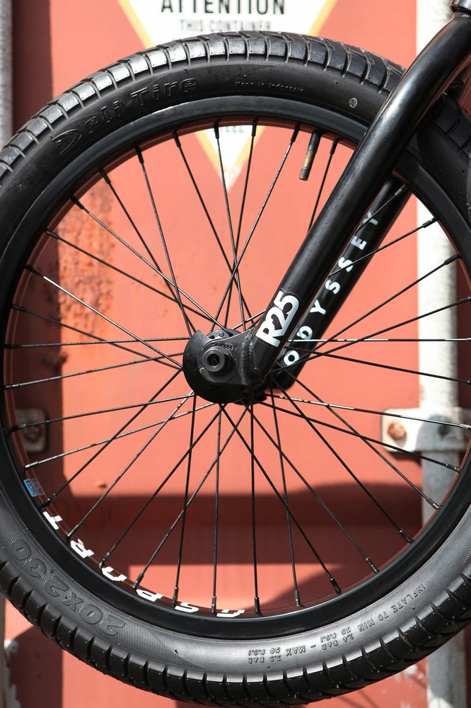 BMX padanga 20x2.30 Deli Tire juoda plati skirta freestyle gatvės parkui