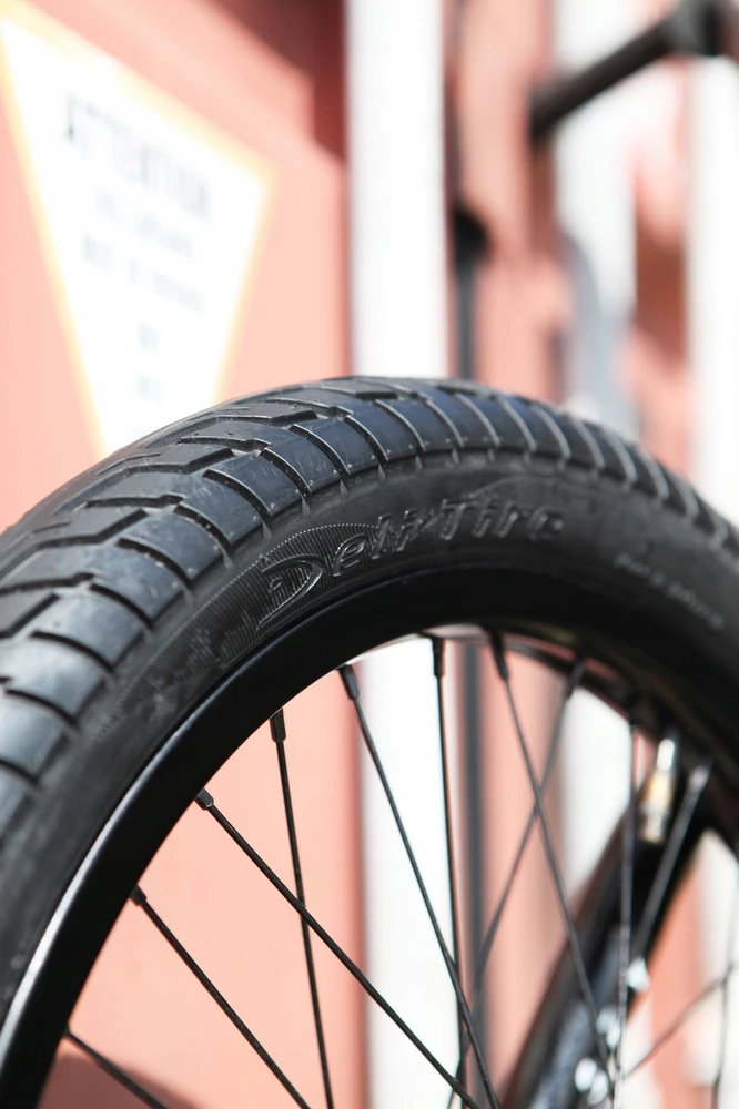 BMX padanga 20x2.30 Deli Tire juoda plati skirta freestyle gatvės parkui