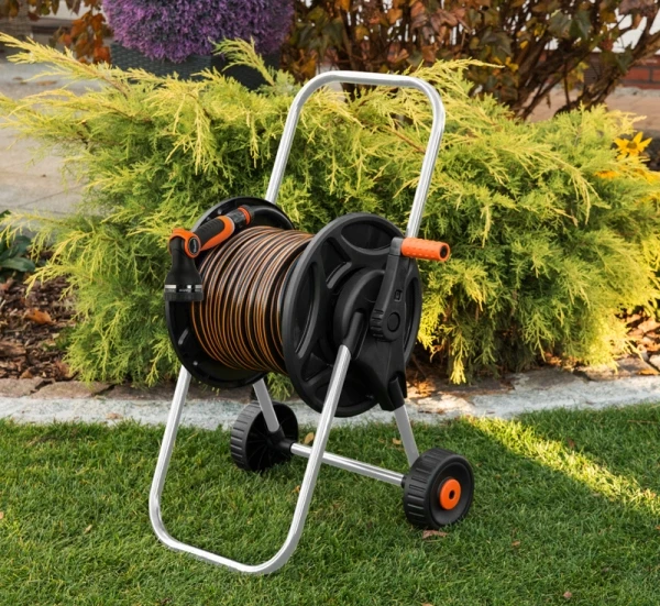 BRADAS BŪGNAS VEŽIMĖLIS SODO ŽARNAI SU 1/2″ 25M ŽARNA, PURKŠTUKU IR JUNGTIS
