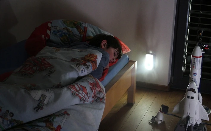 Brennenstuhl LAMPKA BEZPIECZEŃSTWA LED DO GNIAZDKA Z CZUJNIKIEM 2W1 AKUMULATOROWA NOCNA