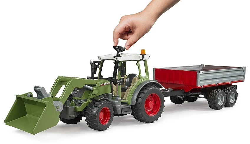 BRUDER 1:16 Fendt Vario 211 traktorius su priekiniu krautuvu ir paverčiama priekaba, 02182
