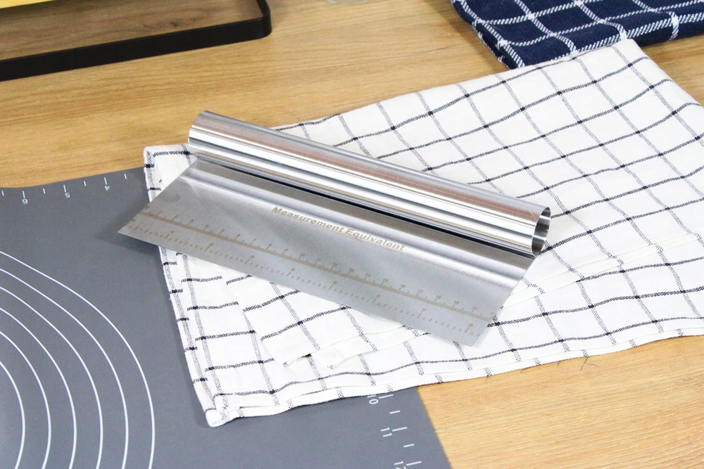 Brunbeste Plieninė mentelė su matavimo puodeliu 21 x 10cm, metalinė konditerinė mentelė