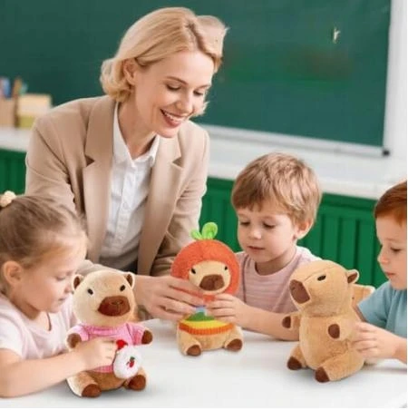 CAPYBARA PLIUSINIS ŽAISLAS STILINGI DRABUŽIŲ PRIEDAI SPALVOTAS RINKINYS VAIKAMS 23 CM