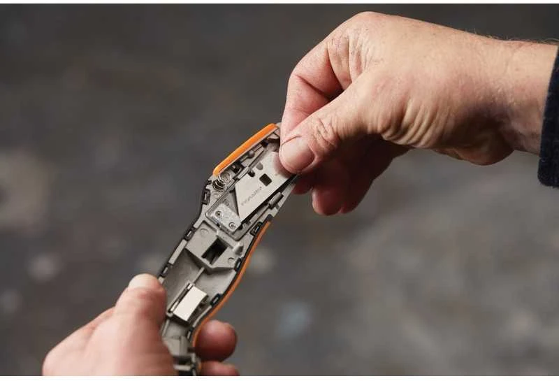 Fiskars CarbonMax Universalus peilis ištraukiamais ašmenimis 1027223