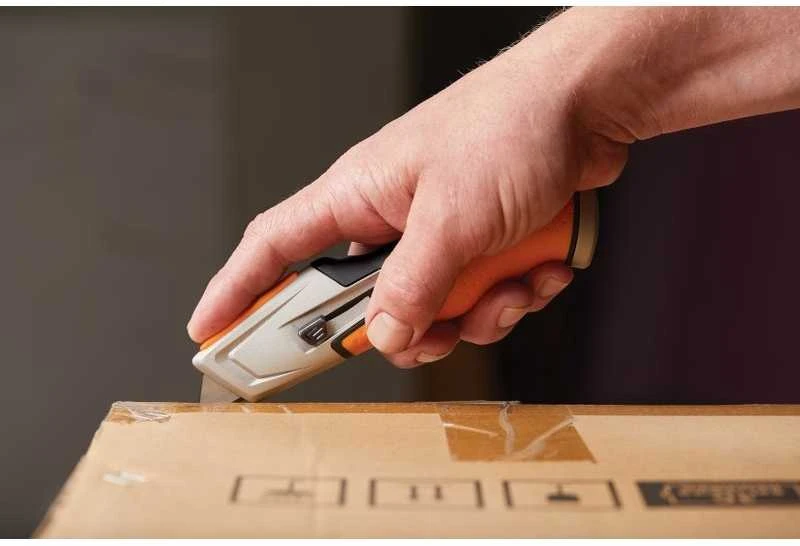 Fiskars CarbonMax Universalus peilis ištraukiamais ašmenimis 1027223