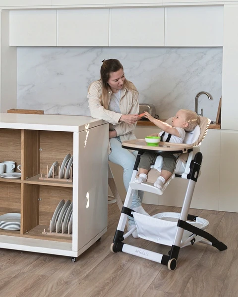 Carrello SUlenkiama MAITINIMO KĖDĖ VAIKŲ SĖDYTEI, REGULIUOJAMAS DĖKLAS, RATAI