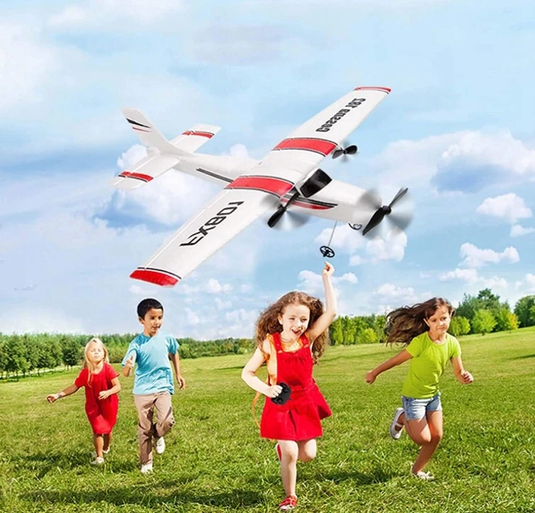 Click4Toys NUOTOLINIO PULTO VALDOMAS LĖKŠTUVAS CESSNA 182 RC + REMOTE