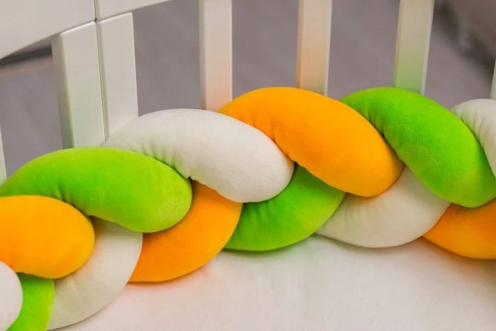 ComfortBaby Ochraniacz do łóżeczka WARKOCZ WELUR 240 cm ŁÓŻECZKO 7w1 žalia balta