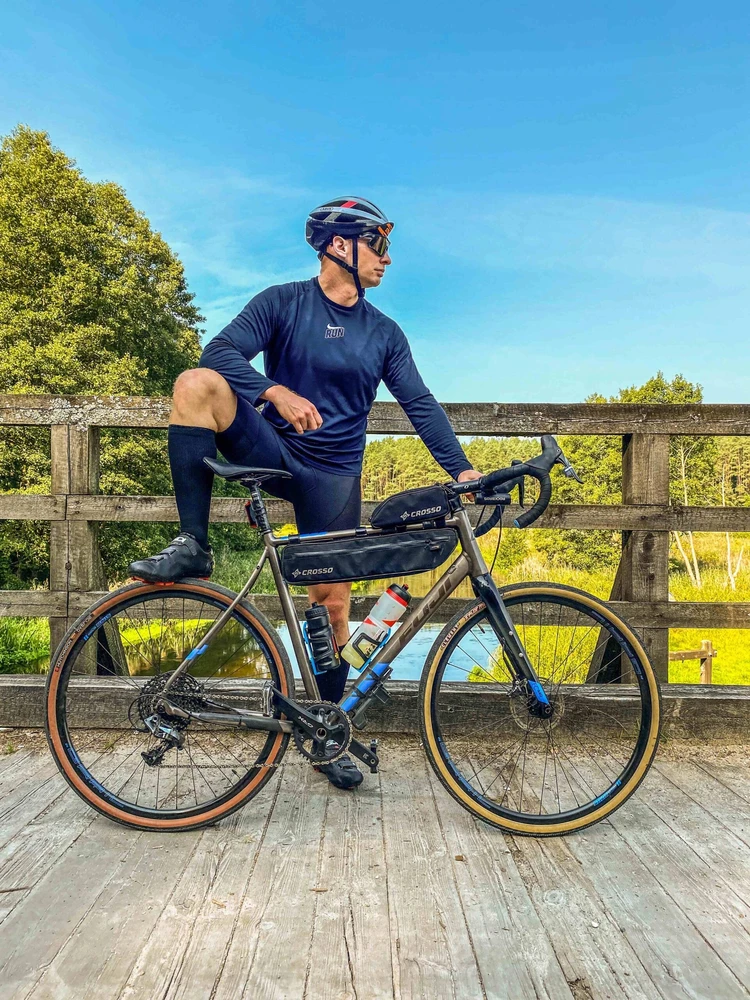Crosso Zipper L - raudona dviračio krepšys ant rėmo