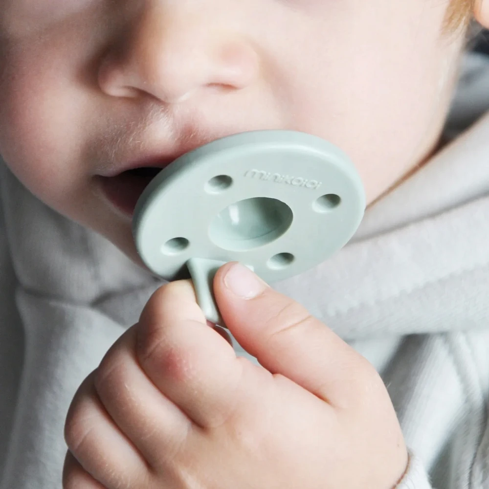 Dinaminis silikoninis čiulptukas MinikOiOi 2 vnt. Žalias kūdikiams 0-24m