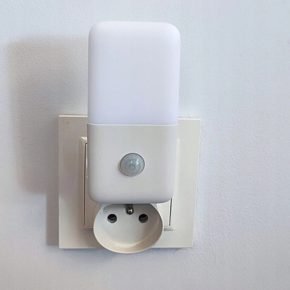 Dioled Lampka wtykowa nocna do gniazdka SLIM su czujnikiem zmierzchu i ruchu 2700K