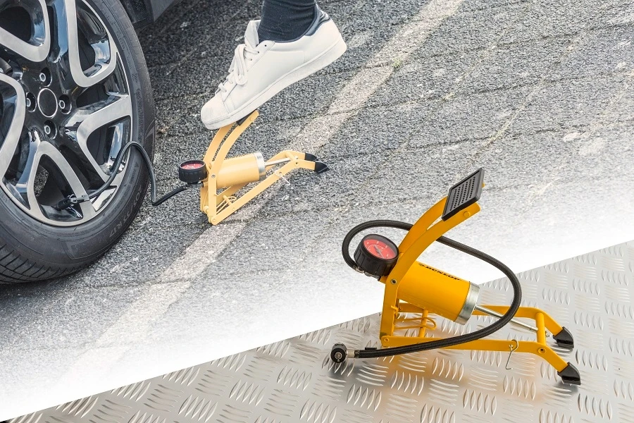 Autopompa Dunlop su vožos slėgio matuokliu