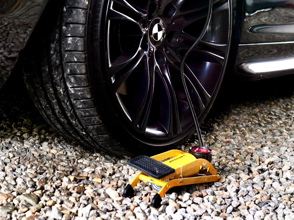 Autopompa Dunlop su vožos slėgio matuokliu