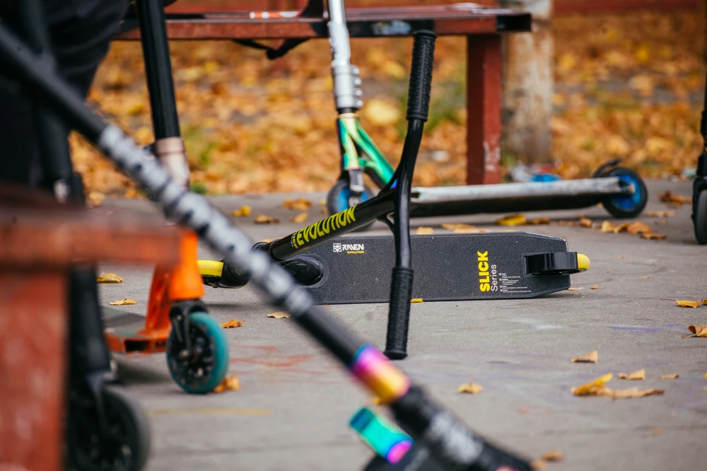 Dviratis paspirtukas Raven Rookie 100mm, juodas/žalias
