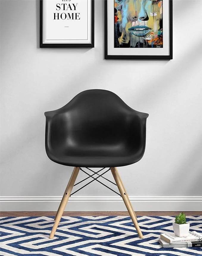 Eames formuota kėdė su medinėmis kojelėmis, medinė, juoda