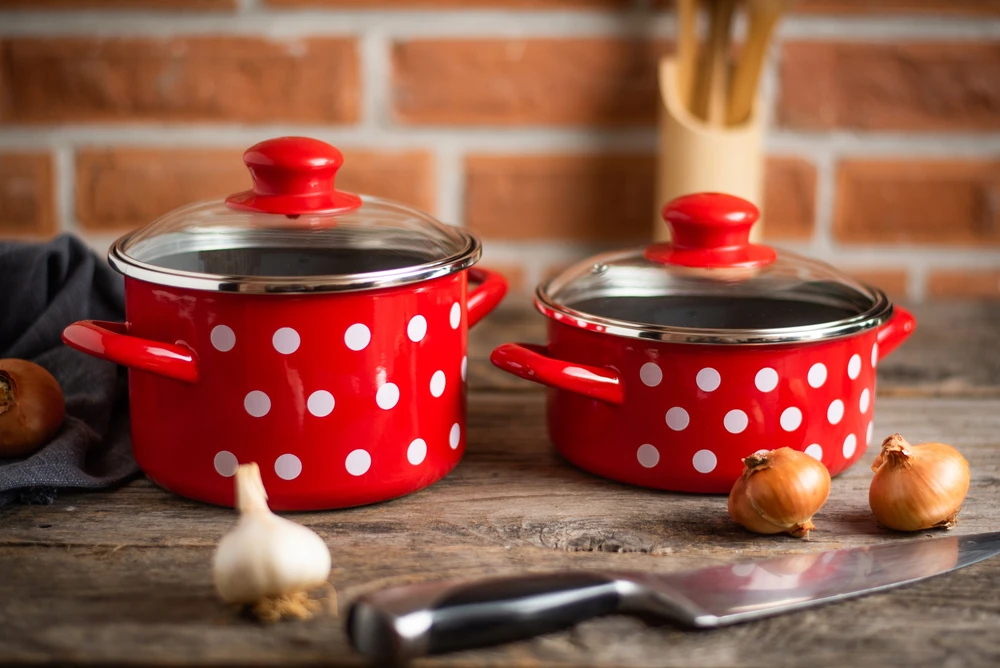 Emaliuotas puodas su dangteliu Žemas 14cm 1L I Metalac Dots On Raudona
