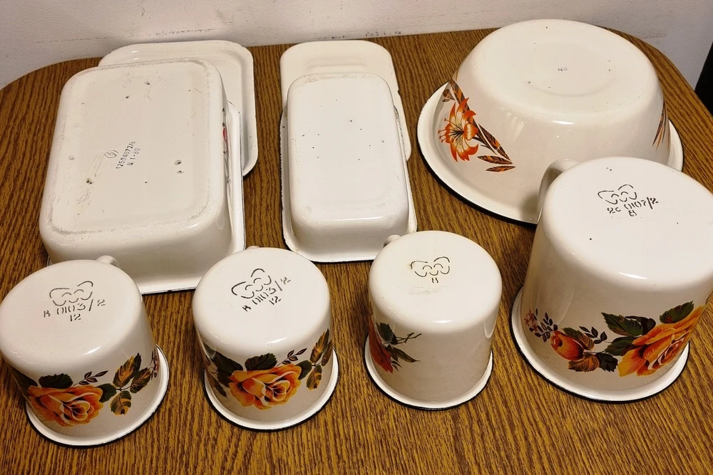 Emaliuoti indai, puodas, dubuo, sviesto indas, puodelis, retas radinys