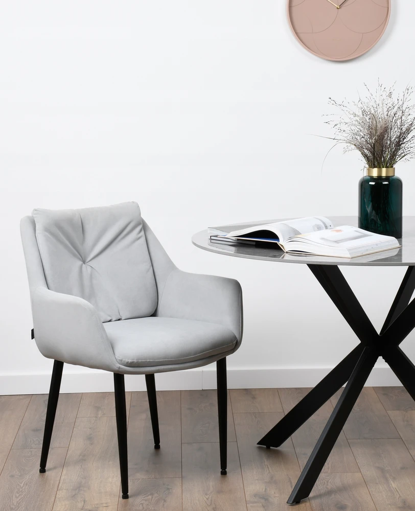 Exito Design Pilkas minkštas krėslas Alex - stilius ir patogumas jūsų namams