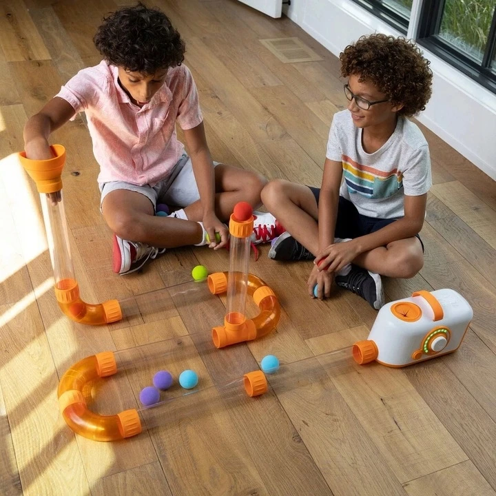 Fat Brain Toys Kamuoliukų pūstuvas su vamzdžiais ir jungtimis Fat Brain Toy „Air Toobz“