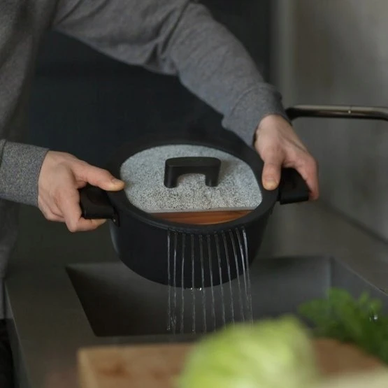 Fiskars Hard Face puodas 3,5 L / 22 cm su dangčiu