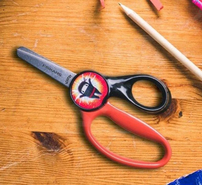 FISKARS ŽIRKLĖS 13cm VAIKAMS, 6 M. M., MOKYKLINĖS, AŠTRIOS, SPALVINGOS