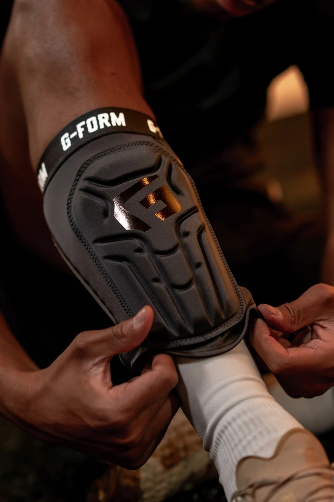 Futbolo apsaugos G-Form V2, juodos