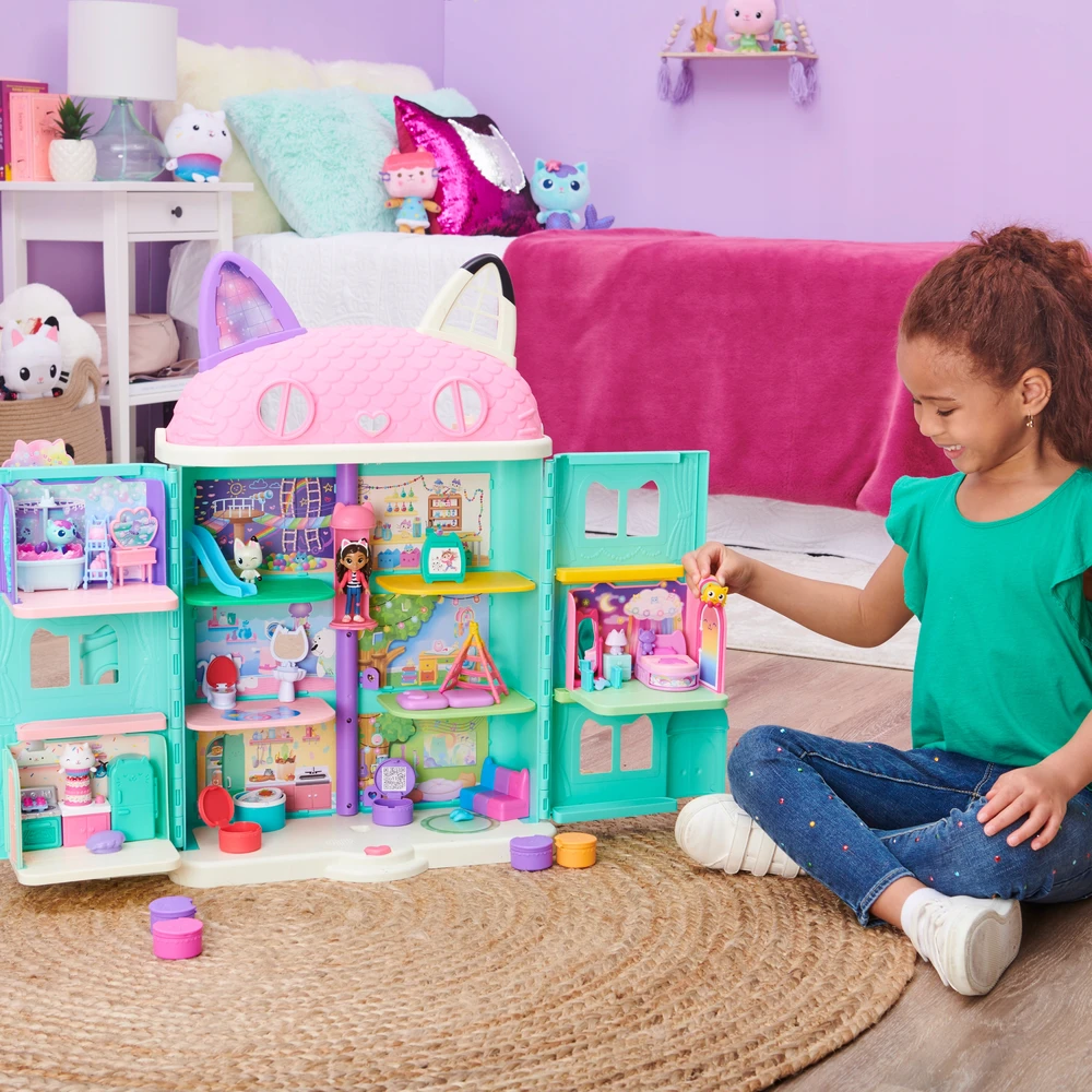 Spin Master Gabby's Dollhouse GABI'S CAT HOUSE KOMPLEKTAS, KAMBARYS, MIEGAMASIS IR MINKŠTA FIGŪRA, LOVA + PRIEDAI.