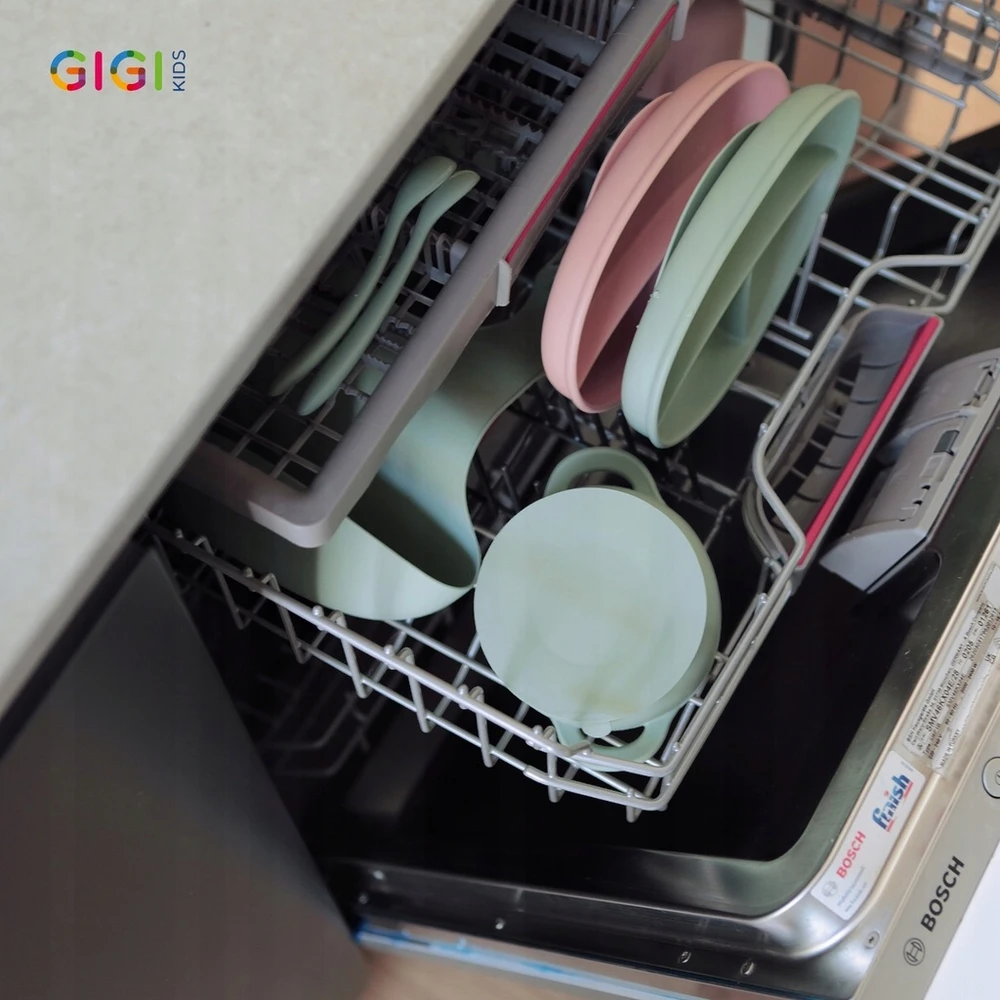 Gigi Kids Silikoninių indų rinkinys, lėkštė, dubuo, stalo įrankiai, seilinukas, baltas ekru