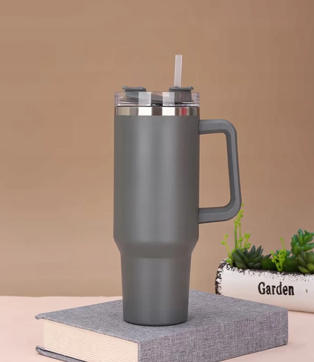 Gordon Termo puodelis su šiaudeliu, tamsiai pilkas, nerūdijančio plieno, didelis XXL 1200 ml, su rankena karštiems ir šaltiems gėrimams