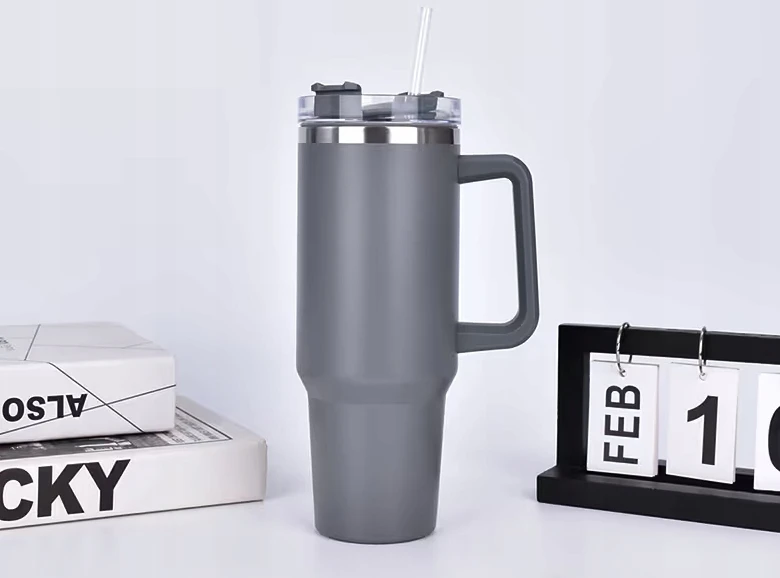 Gordon Termo puodelis su šiaudeliu, tamsiai pilkas, nerūdijančio plieno, didelis XXL 1200 ml, su rankena karštiems ir šaltiems gėrimams