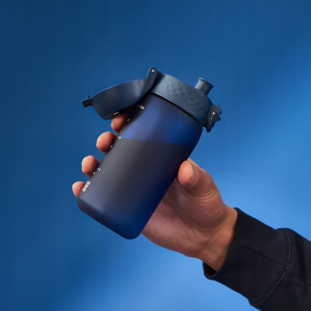 Gertuvė Gourde - ION8 - Tamsiai mėlyna - 350 ml - Be BPA - Atidarymas viena ranka - Ideali žygiams