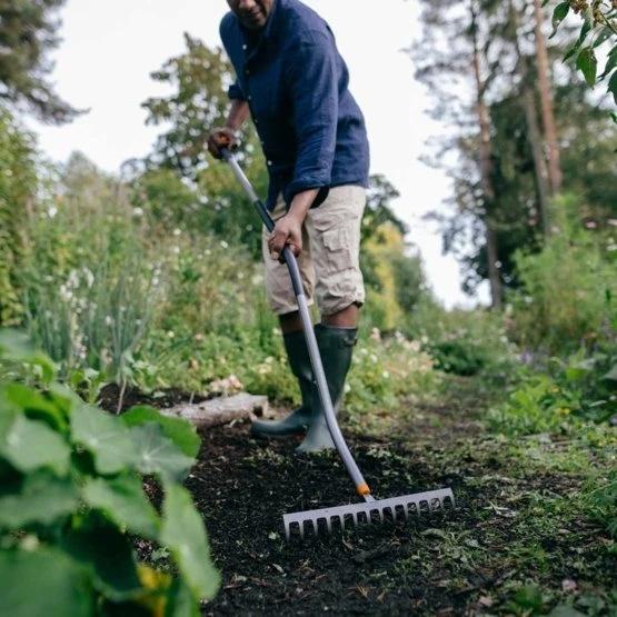 Grabie Fiskars Ergonomic dirvos grėblys, lenktas