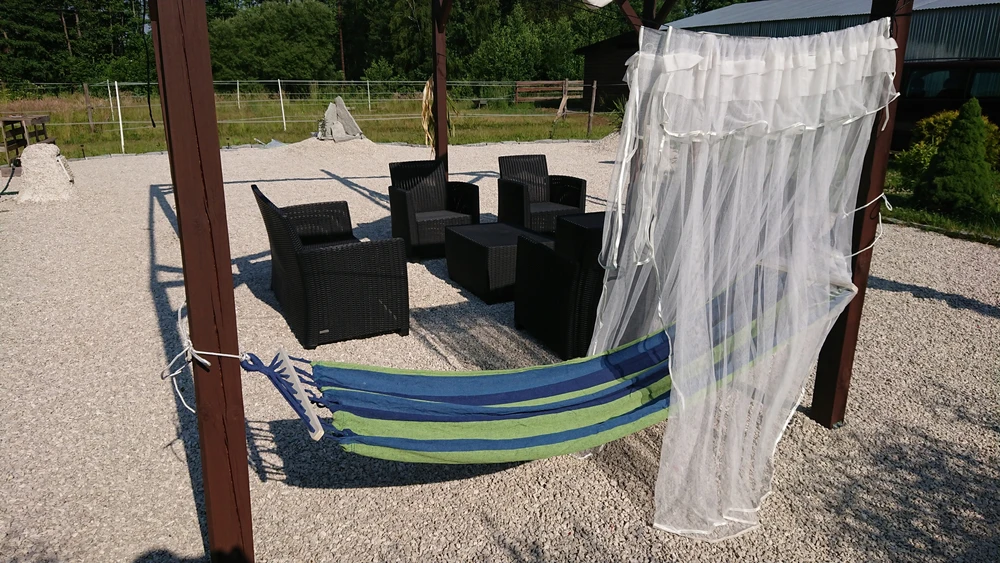 Hamakas su mediniu rėmu ir tinkleliu nuo uodų