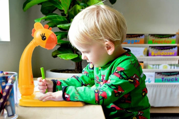 HollaKids Projektorius, skirtas piešti žirafą Projektorius, mokantis dažyti stalo skaidrių žymeklius