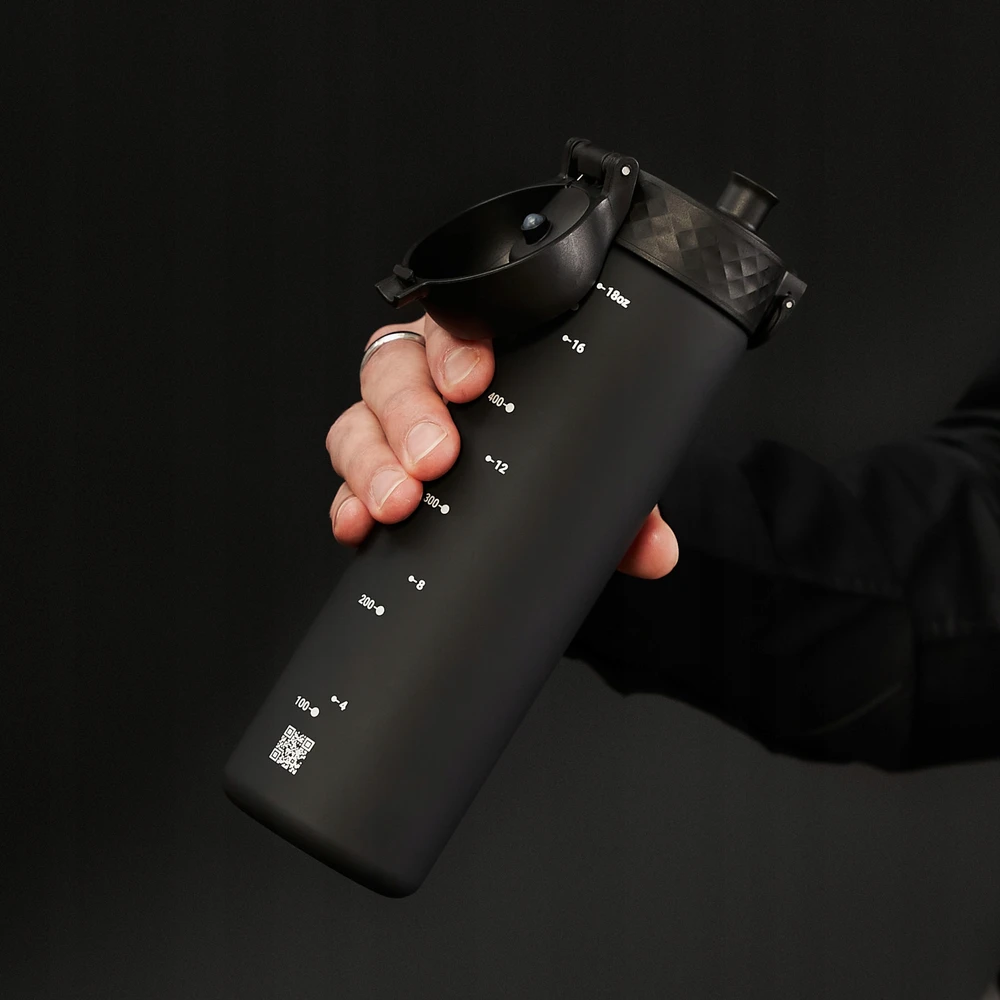 Ion8 0,5l juodas sportinis gertuvė su dangteliu